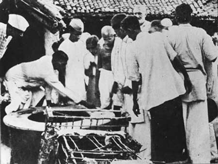 Gandhiji observing a well in Bihar where few Muslims were thrown after murder by the Hindus during the communal riot.jpg